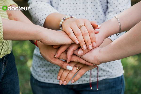 Les mains unies symbolisent la solidarité et l'engagement dans la lutte contre les mutilations génitales féminines. Chaque main représente une voix qui s'élève pour défendre les droits et la dignité des femmes et des filles.