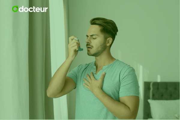 Un homme asthmatique utilisant un appareil respiratoire pour retrouver un souffle plus libre.